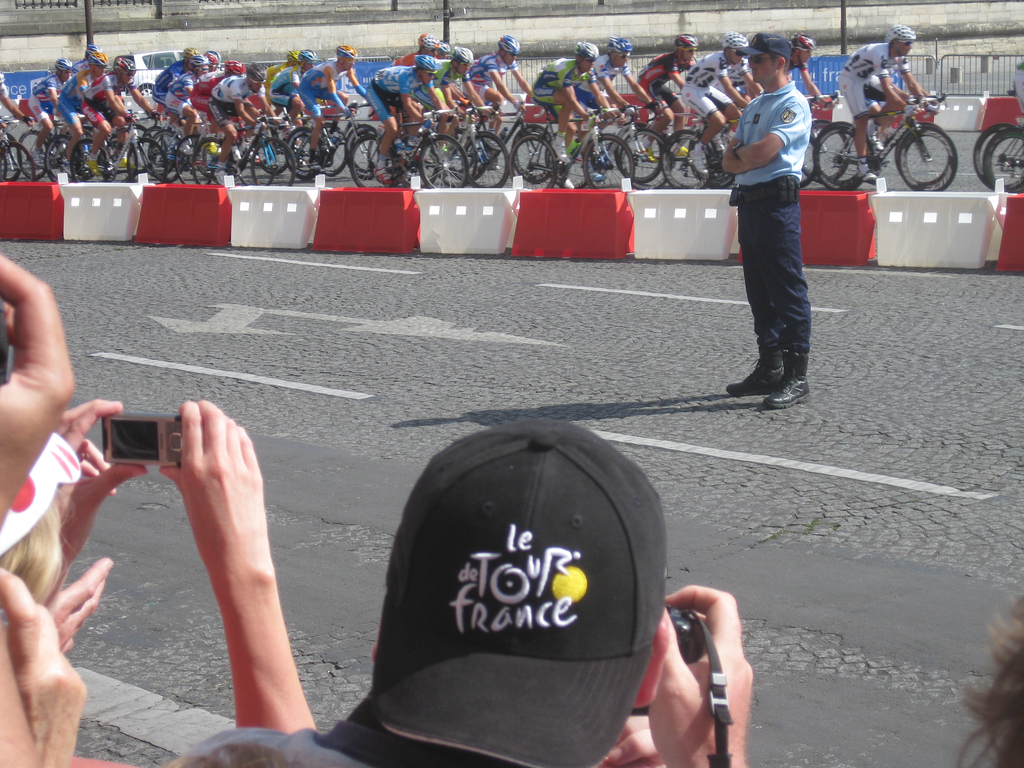 eager fans at Place de la Concorde as the bikers arrive